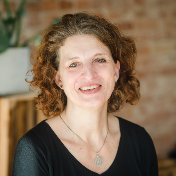 Dr. Dr. Angela Küster